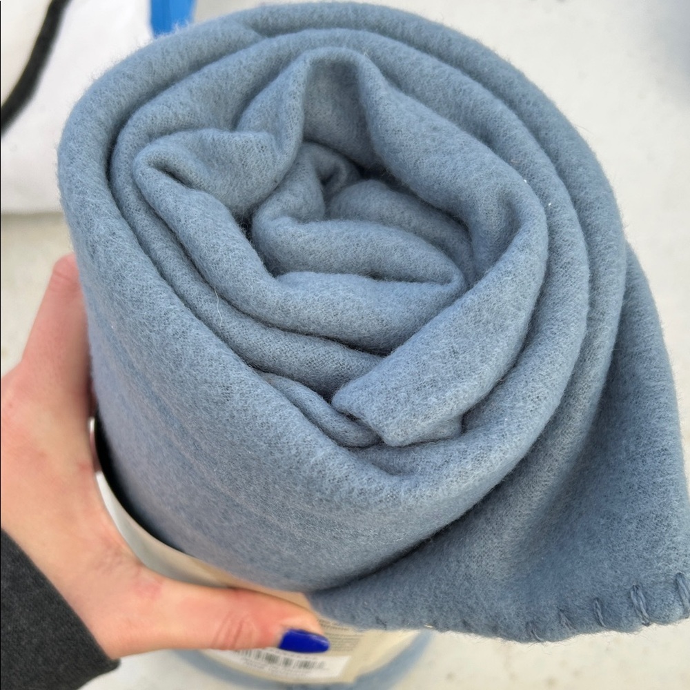 Manhattan Heights Blue Polar Fleece Throw - Picture 3 of 3